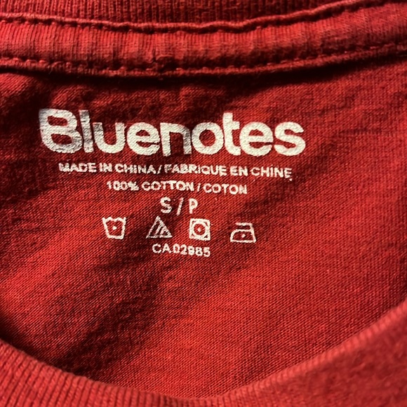 Bluenotes Men’s Size Small Red “Friends with Privileges” Graphic T-Shirt $20 - Picture 5 of 9